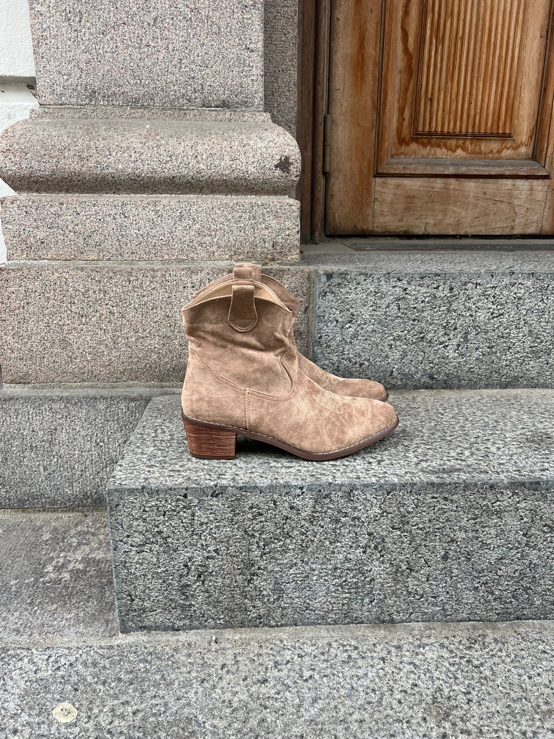 Canyon Short Western Boots – Sand Suede