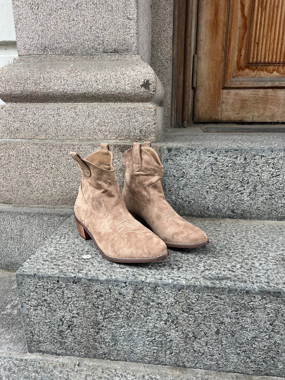 Canyon Short Western Boots – Sand Suede
