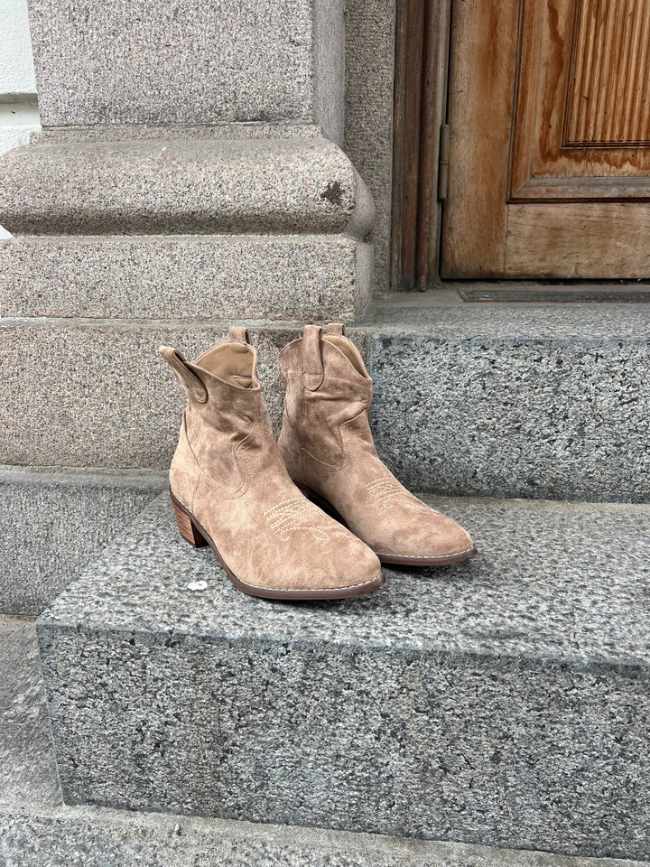 Canyon Short Western Boots – Sand Suede