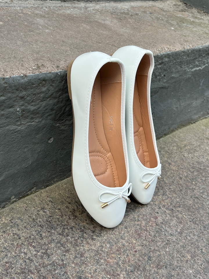 Ivy Classic Ballerina - White